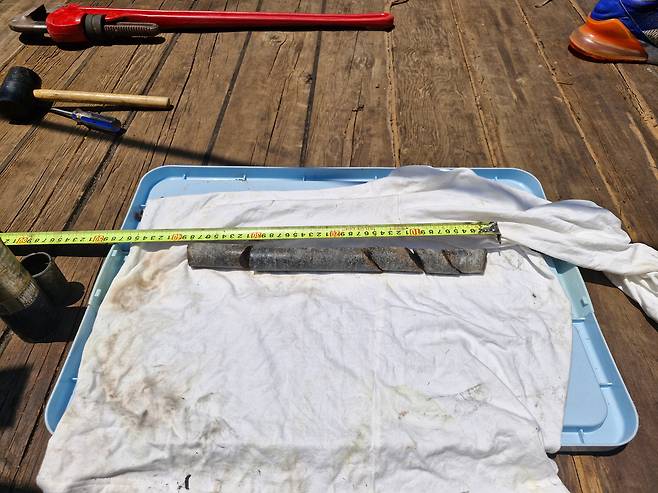 락 코어러를 이용해 얻은 해저 지반의 암석./신동섭 수석연구원