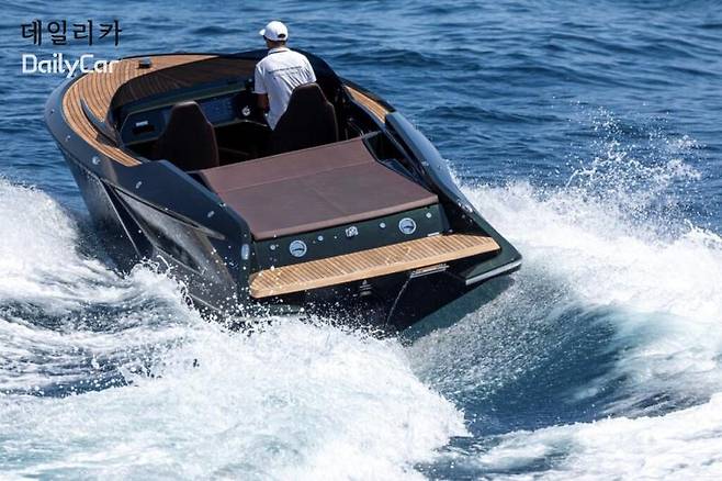 프라우셔 x 포르쉐 850 팬텀