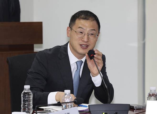 김상욱 더불어민주당 의원이 16일 오후 서울 여의도 국회 의원회관 제3간담회의실에서 열린 ‘법무부 제출 난민법 개정안에 대한 평가와 바람직한 난민법 개정안의 방향’ 간담회에서 발언하고 있다. 2025.06.16. 뉴시스