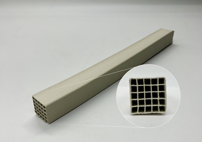 산업 현장에서 쓸 수 있는 덩어리 형태로 만든 촉매와 그 단면 구조