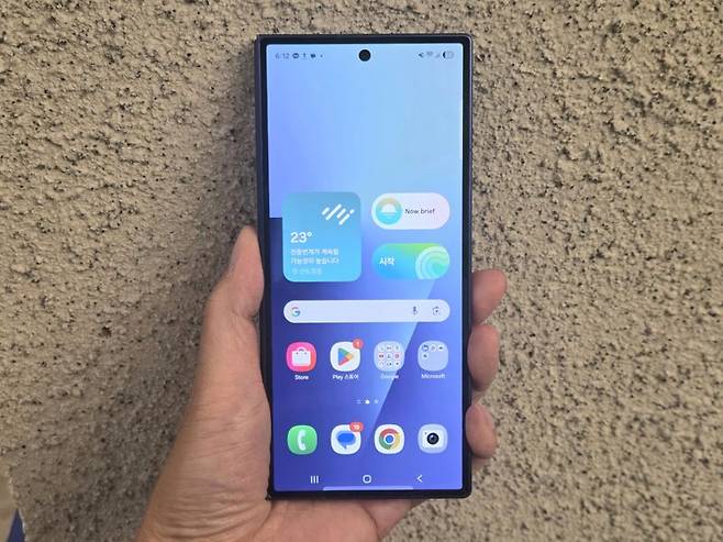 접은 상태의 갤럭시 Z 폴드7 전면 모습. 사진=구자윤 기자