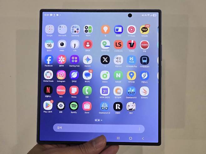 갤럭시 Z 폴드7을 펼친 모습. 사진=구자윤 기자