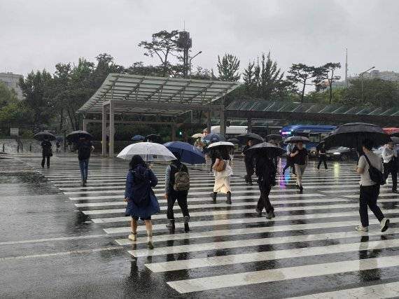 17일 오전 서울 영등포구 여의도 인근에서 시민들이 우산을 쓰고 이동하고 있다. /사진=서지윤 기자