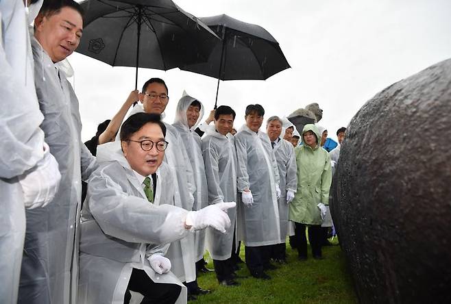 우원식 국회의장이 17일 오전 국회 잔디마당에서 열린 제77주년 제헌절 기념 상징석 제막식에서 상징석 글귀를 읽고 있다. 사진=박범준 기자