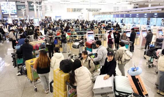 설 명절 연휴를 앞둔 1월23일 오전 인천국제공항 제1여객터미널 출국장에서 승객들이 탑승 수속을 위해 줄을 서고 있다. 연합뉴스