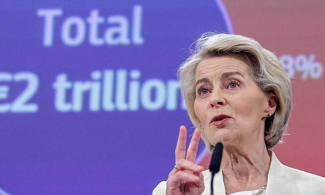 17일(현지시각) 우르줄라 폰데어라이엔 유럽연합 집행위원장이 2조유로 규모 유럽연합 예산안(2028∼2034년치)을 발표하고 있다. EPA 연합뉴스