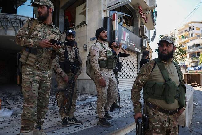 16일 시리아 정부군이 시리아 남부 수와이다 지역에서 발생한 베두인족과 드루즈족 충돌을 진압하기 위해 파견되어 있다. 정부군은 드루즈족과 휴전에 합의했다고 밝혔다. 수와이다/AFP 연합뉴스