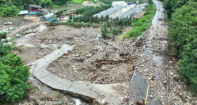 17일 충남 예산군 봉산면 봉림리 일대에 산사태로 인한 토사가 밀려 내려와 있다. 김영원 기자 forever@hani.co.kr