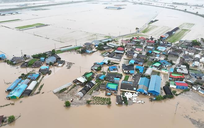 17일 충남 예산군 삽교읍 용동3리 일대 마을이 폭우로 침수돼 있다. 예산/연합뉴스