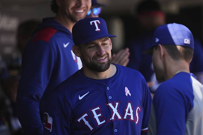 <yonhap photo-1062=""> Texas Rangers pitcher Nathan Eovaldi smiles in the dugout after the seventh inning during a baseball game against the Detroit Tigers, Sunday, May 11, 2025, in Detroit. (AP Photo/Paul Sancya)/2025-05-12 04:47:18/ <저작권자 ⓒ 1980-2025 ㈜연합뉴스. 무단 전재 재배포 금지, AI 학습 및 활용 금지></yonhap>