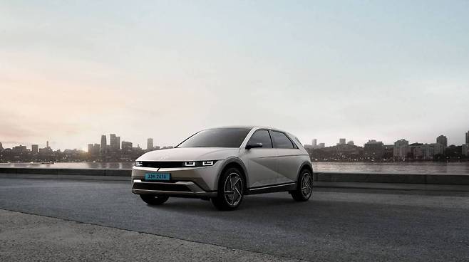 아이오닉에 적용된 플러시 도어 핸들 / 출처=현대차