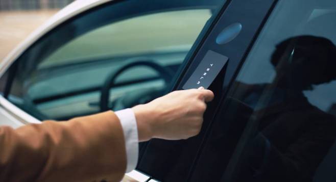 B필러에 카드를 대면 문이 열리는 방식을 적용한 테슬라 / 출처=테슬라