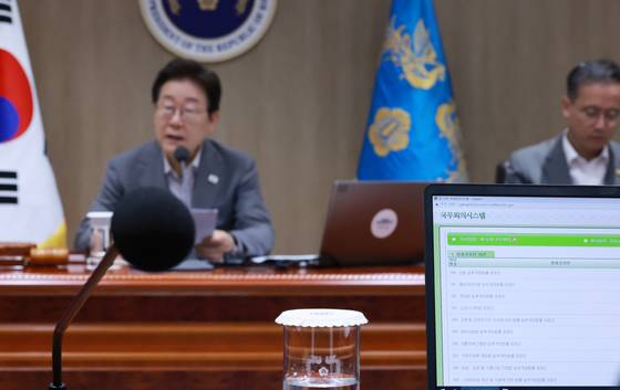 15일 서울 용산 대통령실 청사에서 이재명 대통령 주재로 열린 국무회의에서 노트북 화면에 상법 일부개정법률, 계엄법 일부개정법률 등 법률공포안 목록이 표시돼 있다. 연합뉴스