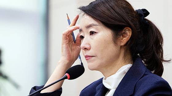 강선우 여성가족부 장관 후보자가 지난 14일 서울 여의도 국회에서 열린 인사청문회에 출석해 의원 질의를 경청하며 머리카락을 쓸어 넘기고 있다. 뉴스1