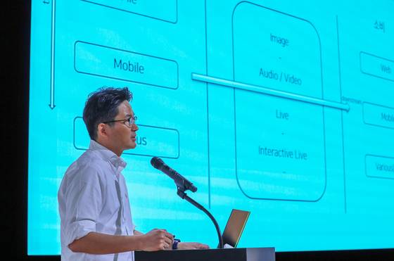 김성호 네이버 이머시브 미디어 플랫폼 리더가 16일 네이버의 미디어AI 기술과 방향성에 대해 설명하고 있다. 사진 네이버