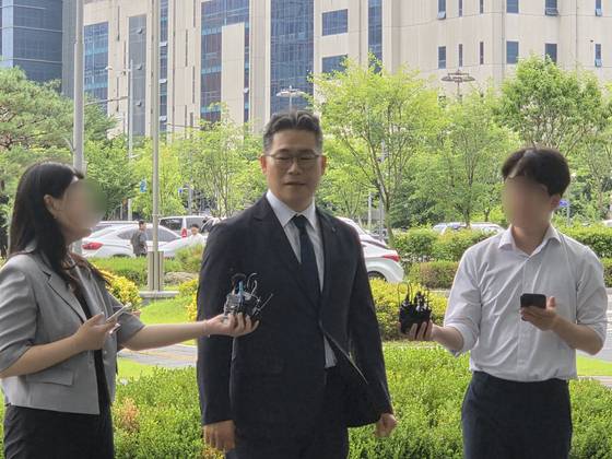 17일 오후 4시쯤 임은정 서울동부지방검찰청장과의 만남을 위해 서울 송파구 동부지검에 방문한 백해룡 경정이 취재진의 질문에 답하고 있다. 오소영 기자