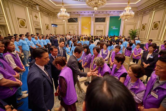 ▲ 이재명 대통령이 16일 청와대 영빈관에서 ‘기억과 위로, 치유의 대화’ 국가적 참사 유가족 경청 행사에 참여한 유가족들을 위로하고 있다. 대통령실 제공