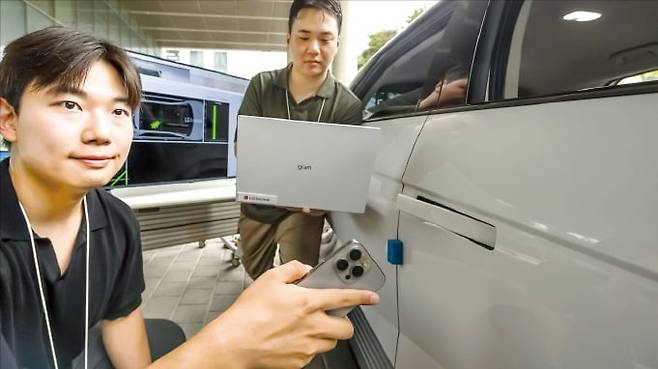 LG이노텍 연구원들이 지난 15일 서울 마곡 본사에서 열린 ‘차세대 디지털키 솔루션’ 설명회에서 안전과 편의 기능을 대폭 강화한 디지털키 신제품을 시연하고 있다. /LG이노텍 제공