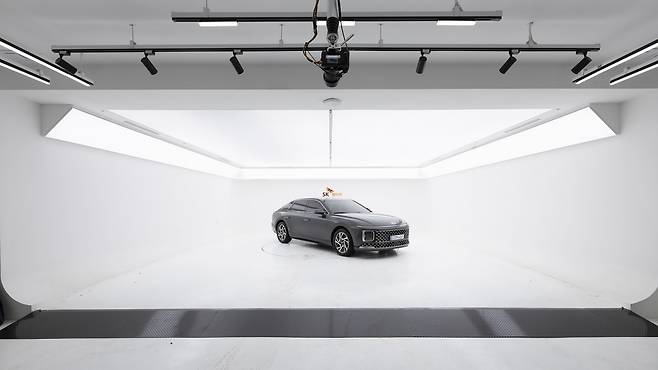 SK렌터카 오토옥션은 프루브 스테이션을 통해 차량의 모든 각도를 시각화하는 360도 VR 자동화 촬영 서비스를 제공한다. 사진=SK렌터카