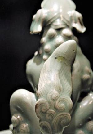 ③ 청자 사자모양 향로 뒷모습