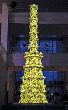 경천사 십층석탑 미디어파사드에 디지털 실감영상이 상영되고 있다.