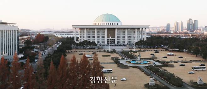 2024년 12월 6일 서울 여의도 국회 잔디광장에 2차 계엄 우려에 따른 군 헬기 착륙을 방지하기 위한 대형 버스 등 차량들이 배치 돼있다. 한수빈 기자