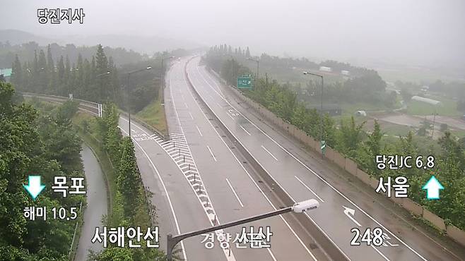 17일 서해안고속도로 서산IC가 통제되고 있다. 한국도로공사 CCTV 캡처.