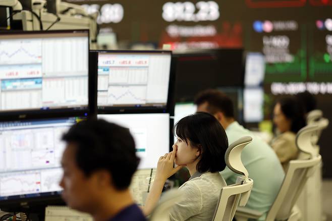 지난 16일 서울 하나은행 본점 딜링룸에서 딜러들이 업무를 보고 있다. 연합뉴스.