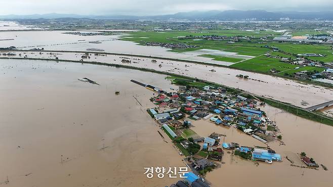 17일 충남 예산군 삽교읍 용동3리 일대 마을이 이틀동안 쏟아진 많은 비에 침수돼 있다. 2025.7.17 성동훈 기자