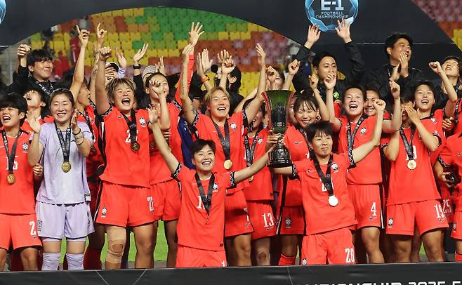 2 대 0으로 승리하며 우승한 대한민국 대표팀이 트로피를 들고 기뻐하고 있다. 연합뉴스