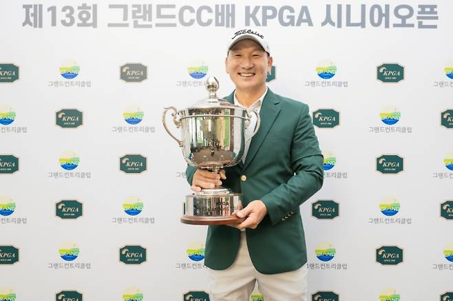 2025 시즌 KPGA 챔피언스투어 ‘제13회 그랜드CC배 KPGA 시니어오픈’ 우승을 차지한 강천구. KPGA 제공