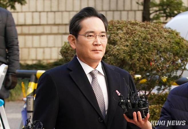 이재용 삼성전자 회장이 2월 3일 서울 서초구 서울고등법원에 출석하고 있다. 사진=유희태 기자
