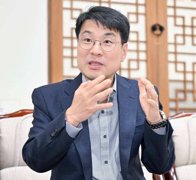 김정기 대구시장 권한대행이 16일 국민일보와의 인터뷰에서 대구시정 방향을 설명하고 있다. 김 대행은 지역 최대 현안인 대구경북신공항 건설 사업의 중요성을 강조하며 새 정부 국정과제 포함을 목표로 모든 역량을 동원하고 있다고 밝혔다. 대구시 제공