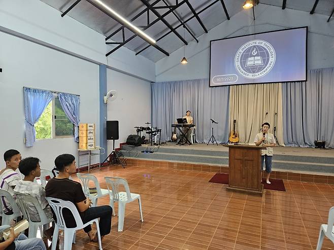 한국 단기선교팀의 진량제일교회, 은혜로교회 사모가 16일 매솟의 그레이스 신학교에서 특송을 하는 모습.