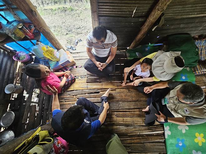 15일 오후 미얀마 접경지역인 태국 매솟의 소오 난민학교에 다니는 미얀마 남매 가정을 방문한 한국 단기 선교팀의 모습.