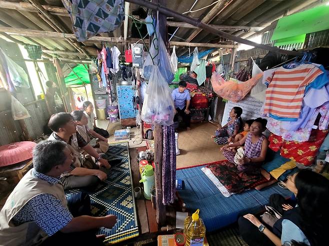 한국 단기선교팀이 미얀마 접경지역인 태국 매솟의 매타오 난민학교에 다니는 학생 가정을 16일 방문한 모습.