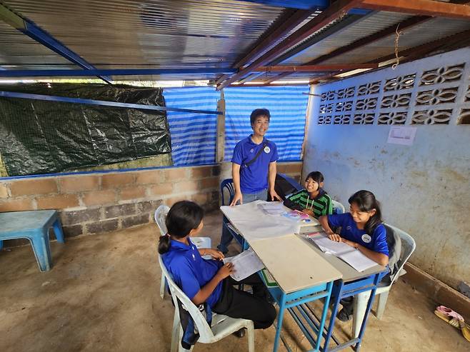 15일 미얀마 국경지대인 태국 매솟의 체디코 난민학교의 한 교실에서 학생들이 수업을 듣는 모습