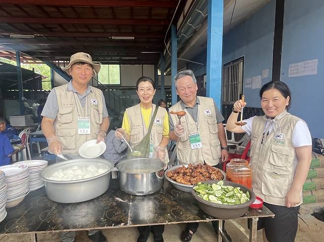 한국 단기선교팀이 미얀마 접경지역인 태국 매솟의 한 난민학교에서 급식 준비를 하는 모습. 왼쪽부터 이창용 은혜로교회 목사, 이은숙 진량제일교회 사모, 김종언 진량제일교회 목사, 화덕신 은혜로교회 사모.