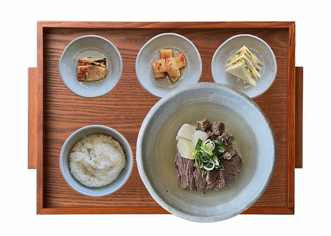 남선식당은 오전 6시부터 9시까지 단 3시간만 운영하며 7000원이라는 합리적인 가격으로 국밥을 제공한다. 사진은 한우맑은국밥. 영주시 제공