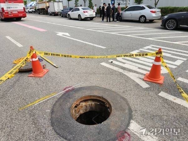 지난 6일 오후 인천 계양구 병방동 도로 맨홀. 이곳에서 작업자들이 가스 중독 추정으로 의식을 잃거나 사망하는 사고가 났다. 경기일보DB
