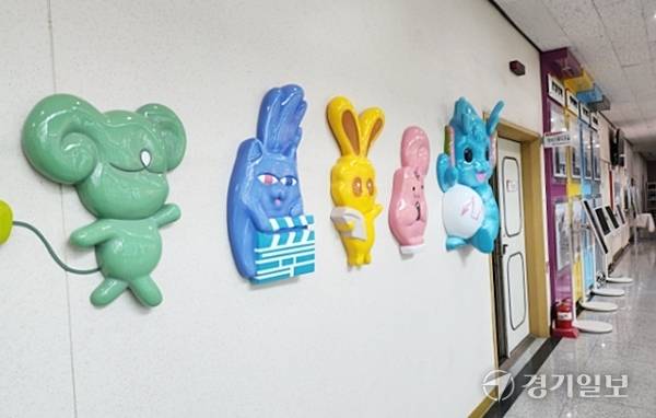 1층 복도에 있는 학교 캐릭터와 전공별 캐릭터. 박화선기자