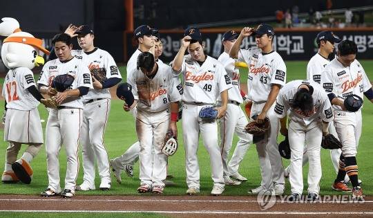 팬들에게 인사하는 한화 선수들 / 사진=연합뉴스