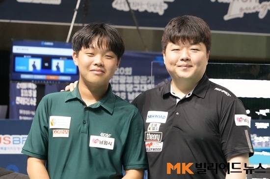 준결승에서 아쉽게 패한 김현우가 ‘자신의 우상’인 조명우와 기념촬영하고 있다. 조명우는 10여 년 전 자신의 모습을 보는듯 흐뭇한 미소를 짓고 있다.