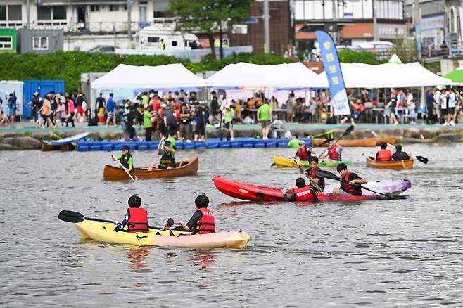 장흥물축제장에서 진행하는 우든보트 카누 체험 / 사진=장흥군