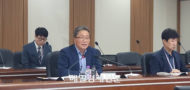 이학재 인천공항공사 사장이 17일 본사에서 열린 기자간담회에서 인천공항 운영 방향 등에 대해 설명하고 있다. 지홍구기자