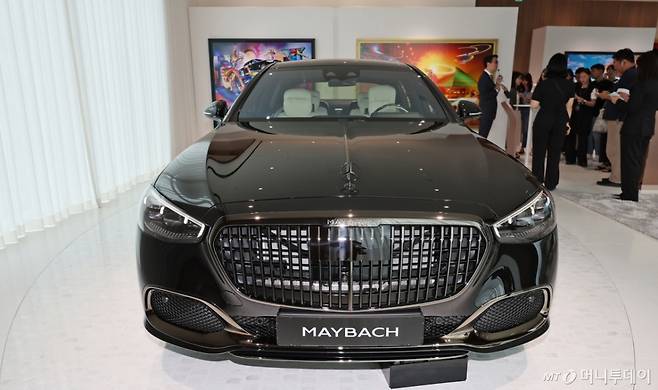 지난 14일 서울 강남구에서 오픈한 마이바흐 브랜드 센터에 차량이 전시 돼 있다./사진= 뉴스1
