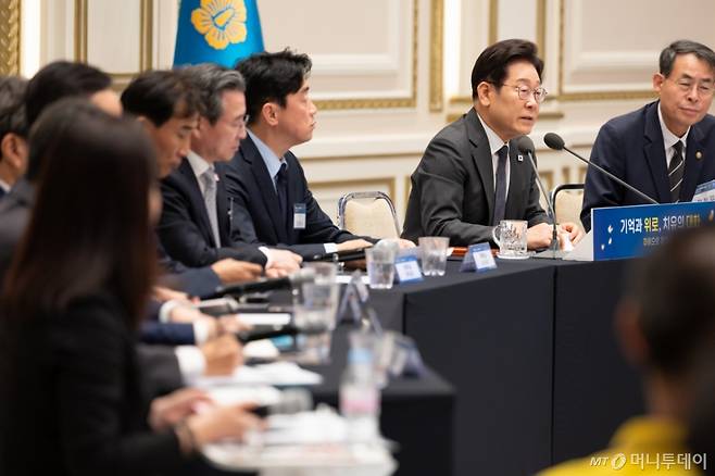 (서울=뉴스1) 이재명 기자 = 이재명 대통령이 16일 청와대 영빈관에서 열린 ‘기억과 위로, 치유의 대화’ 사회적 참사 유가족 간담회에서 발언을 하고 있다. (대통령실 제공. 재판매 및 DB 금지) 2025.7.16/뉴스1 Copyright (C) 뉴스1. All rights reserved. 무단 전재 및 재배포, AI학습 이용 금지. /사진=(서울=뉴스1) 이재명 기자