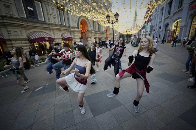 지난 1일(현지 시간) 러시아 모스크바 붉은광장 인근 니콜스카야 보행자 거리에서 한 무리의 청소년들이 케이팝 댄스를 즐기고 있다./AP=뉴시스