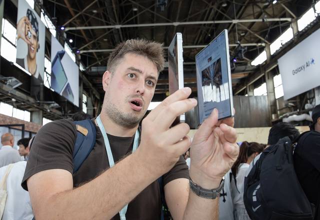 9일 미국 뉴욕에서 열린 삼성전자 ‘갤럭시 언팩 2025’에서 한 관람객이 폴더블폰 신제품 ‘갤럭시 Z 폴드7’을 살펴보고 있다. 삼성전자 제공