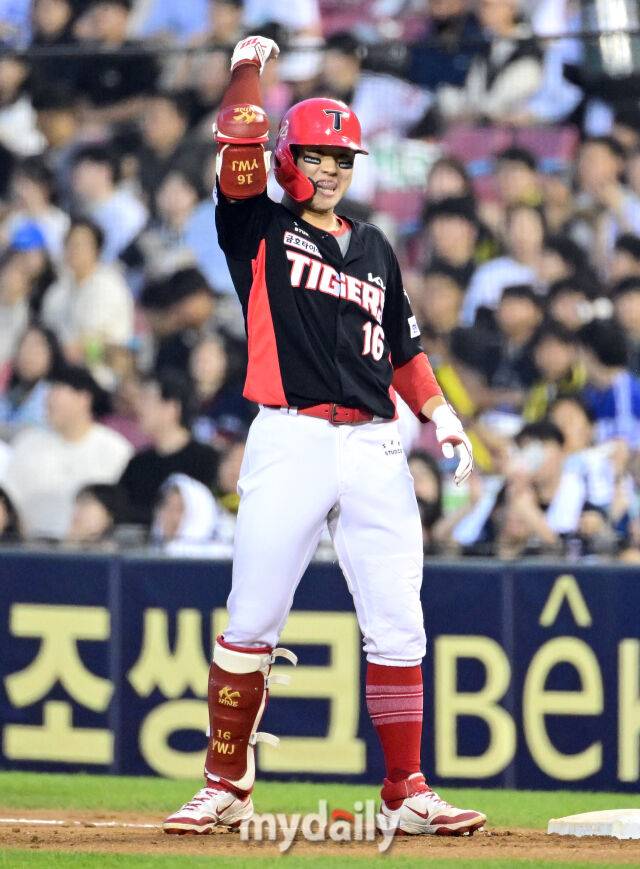2025년 6월 5일 오후 서울 잠실구장에서 진행된 '2025 신한 SOL뱅크 KBO 리그' KIA 타이거즈와 두산 베어스의 경기. KIA 최원준이 5회초 1사 1루서 안타를 친 뒤 기뻐하고 있다./마이데일리